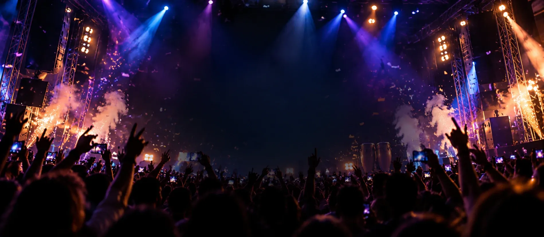 Los Ñaños en concierto, público celebrando entre luces azules y doradas