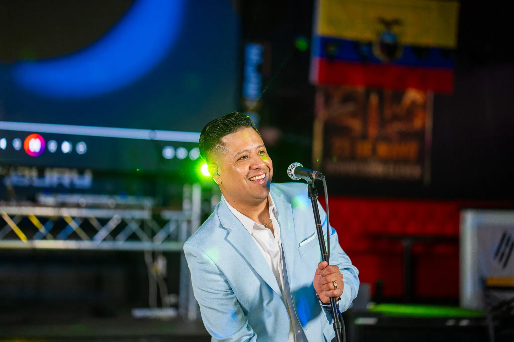 Javier Palacios cantando en vivo